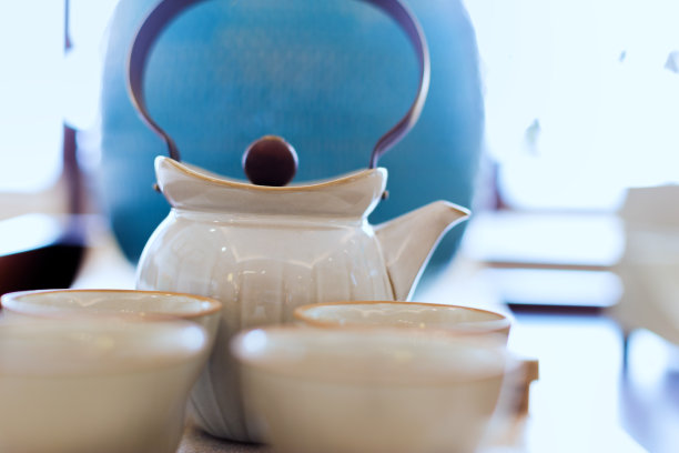 餐桌上有一套典雅的日式茶具图片下载