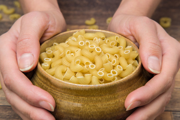 厨房里的碗里有通心粉。健康饮食。图片下载