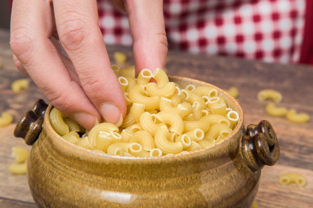 厨房里的碗里有通心粉。健康饮食。图片下载