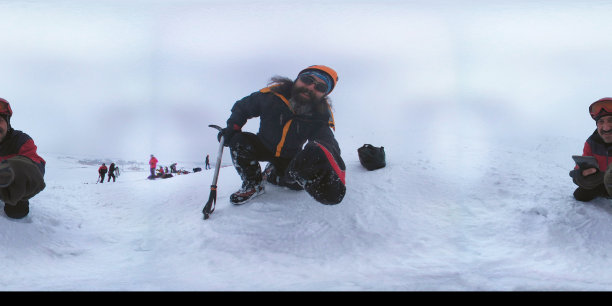 登山者，山，雪和冬天的360度照片图片下载