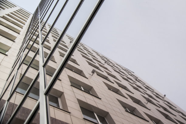 旧建筑在新建筑的映照下图片下载