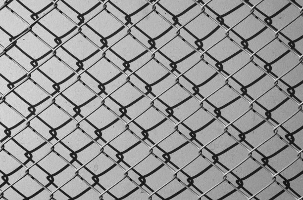 陈旧的灰色垃圾混凝土，用铁链围栏封闭图片下载