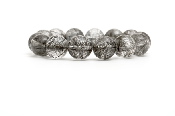 美丽的天然稀有银金红石石英宝石珠手镯在白色的背景图片下载