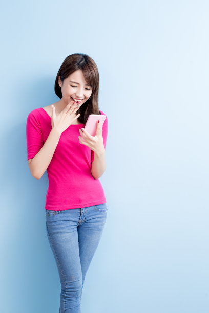 美丽女人正在打电话素材图片