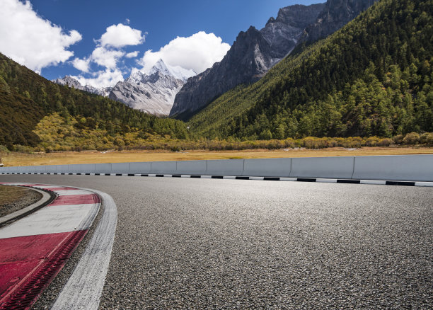 山中的空旷道路图片下载