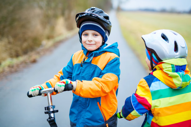 两个小男孩，骑滑板车的好朋友图片下载