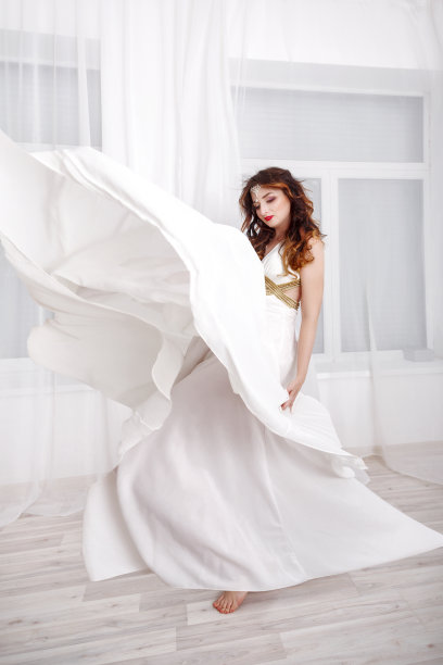 穿白色长裙的女孩。图片下载