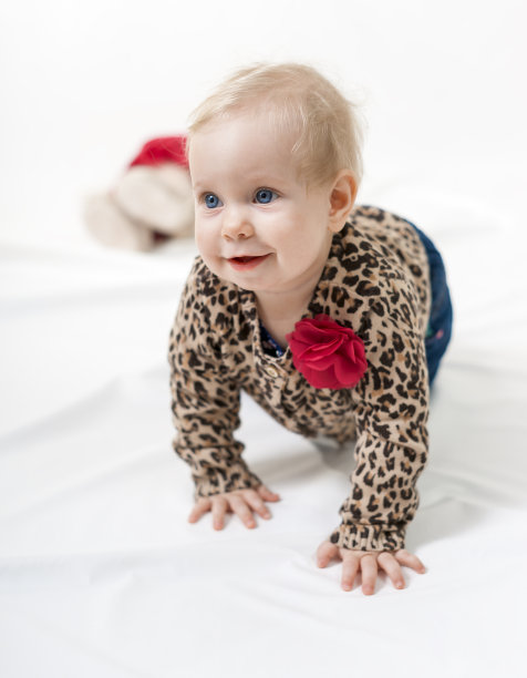 漂亮的宝宝用四肢爬行图片下载