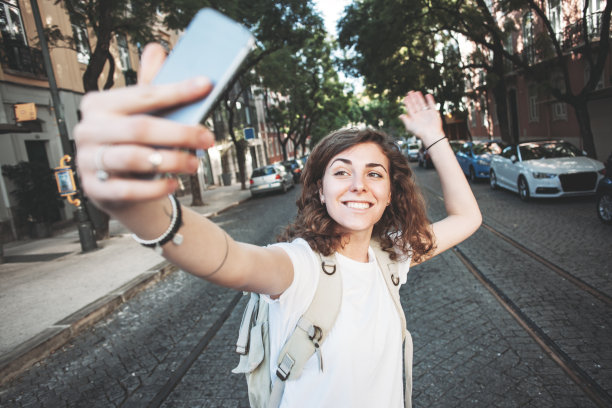 一个女人在街上用手机自拍图片下载