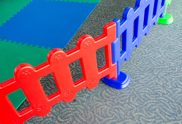 儿童操场围栏和弹性橡胶地板背景图片下载