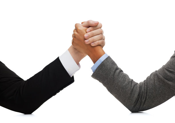 商人和女商人在桌子上摔跤图片下载