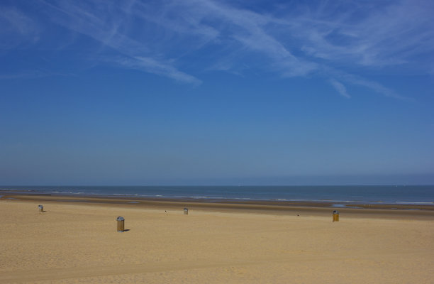 比利时奥斯坦德空旷的北海夏季海滩图片下载