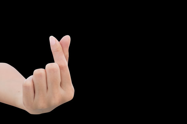 一个女人的左手在情人节孤立的黑色背景上显示出迷你心形的爱情标志图片下载