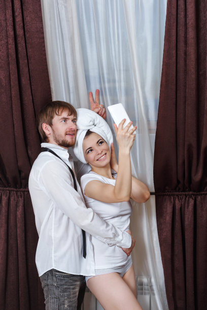 酒店里的夫妻自拍。图片下载