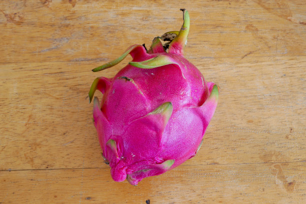 火龙果在木桌上图片下载