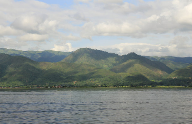 许多山在缅甸因莱，从当地的船观看。图片下载