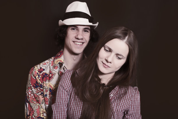 黑暗背景下的男人和女人图片下载