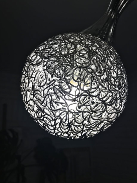 一种用金属球做的灯图片下载