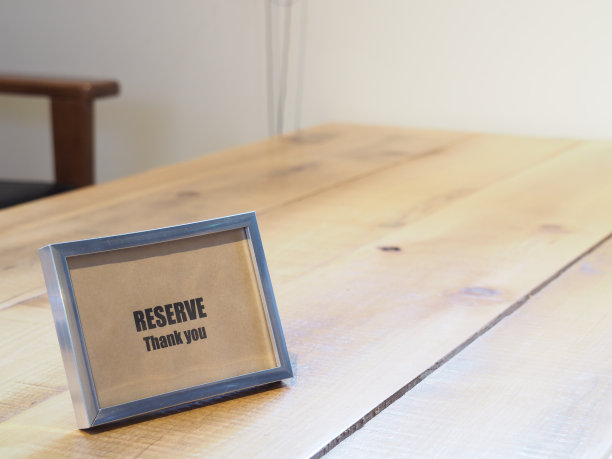 餐厅木桌上预留的招牌。图片下载