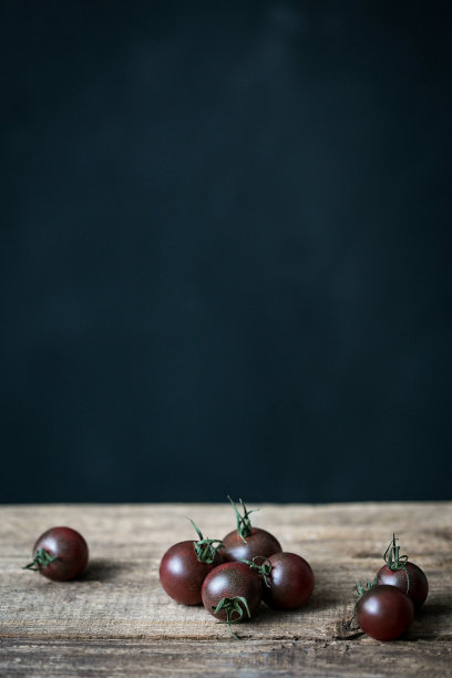 木桌上放着黑樱桃番茄图片下载