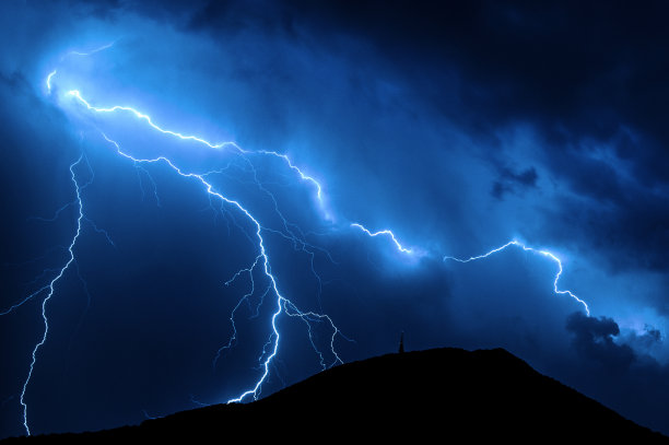 蓝色的闪电图片下载