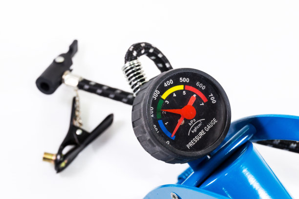 脚泵充气物体隔离在一个白色的背景图片下载