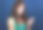 快乐自然的情感女人发短信在手机上的蓝色背景和看它。特写肖像图片下载