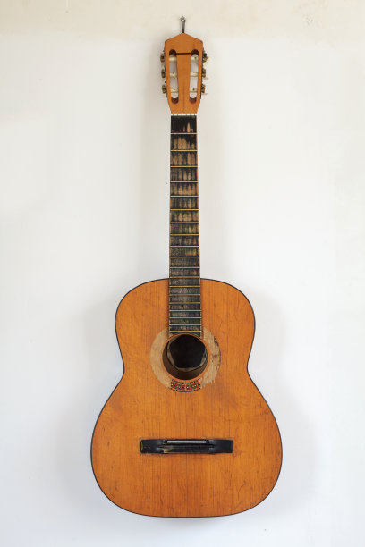 墙上的旧吉他图片下载