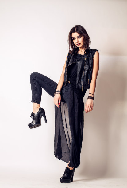 摇滚风格美丽的年轻女子。模型图片下载