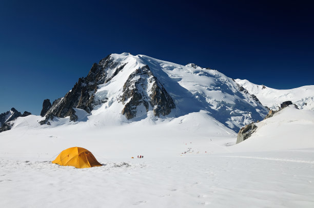 勃朗峰上的旅游帐篷。这座山是阿尔卑斯山和欧盟的最高峰。图片下载