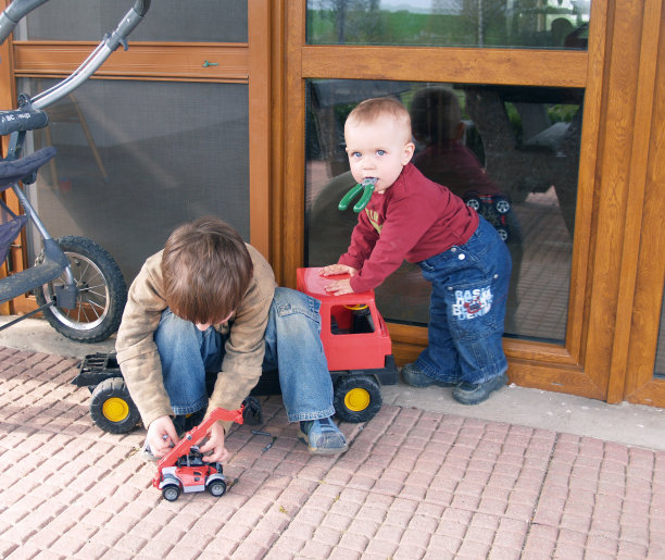弟弟和妹妹一起玩图片下载