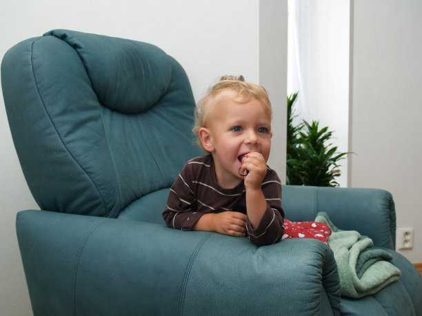 扶手椅上的小女孩图片下载