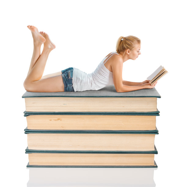 年轻女子在读一本书图片下载