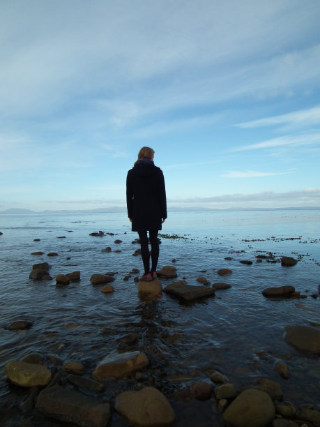 在海边思考图片下载