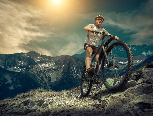 女人留在自行车下，天空与云彩图片下载