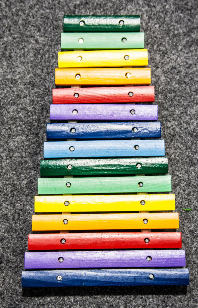 彩色木琴在灰色的地毯背景图片下载