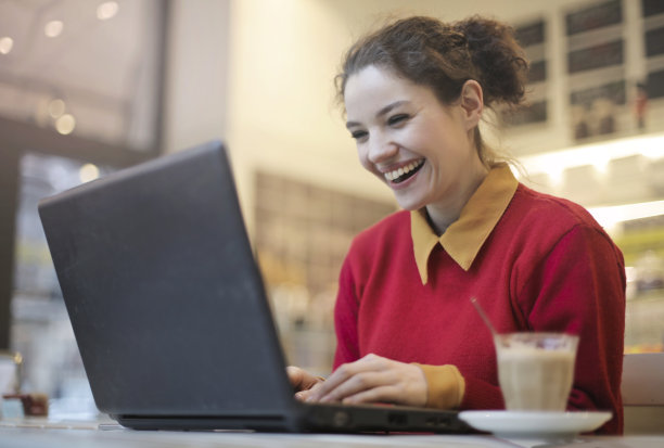 使用笔记本电脑很有趣图片下载