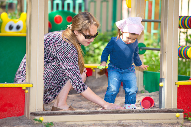妈妈和小女儿在操场上图片下载