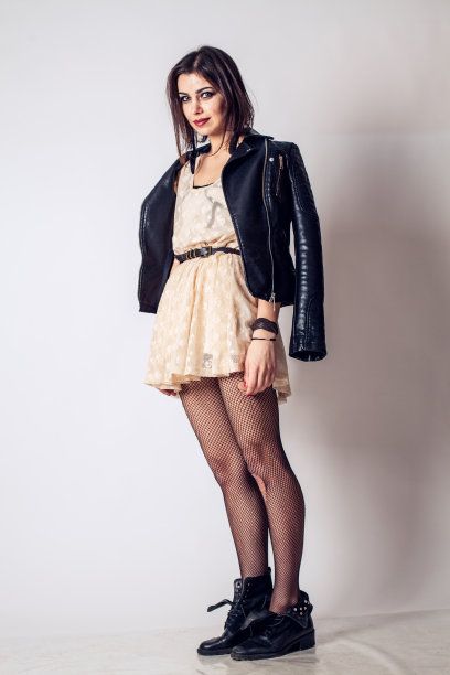 摇滚风格美丽的年轻女子。模型。晚礼服图片下载