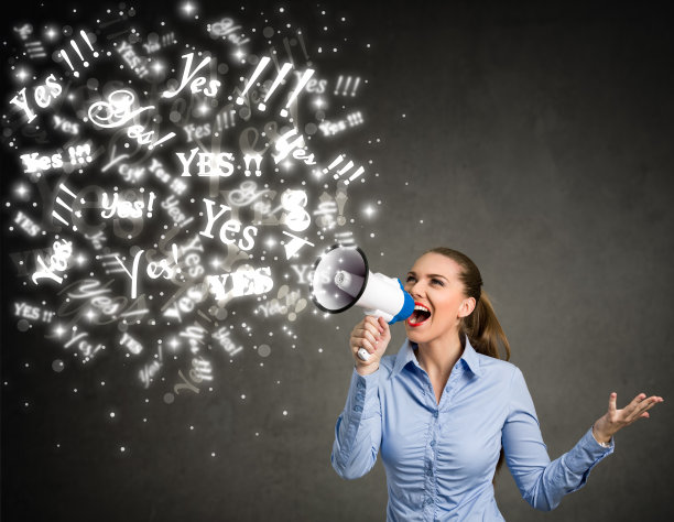 是的——带着扩音器的女商人图片下载