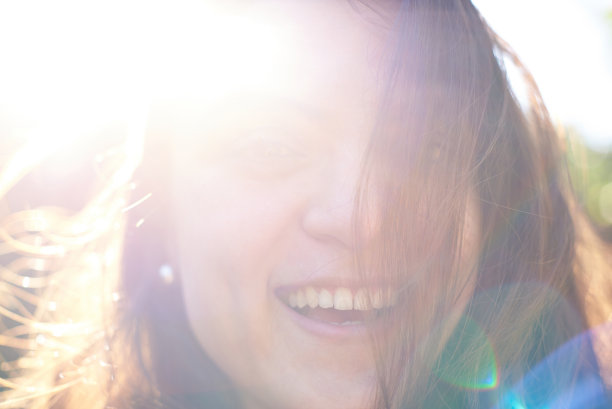 幸福女人肖像在阳光明媚的日子里图片下载