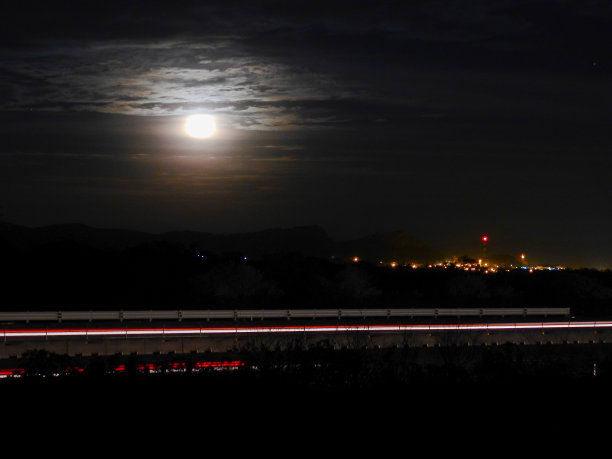 公路和城镇在满月图片下载