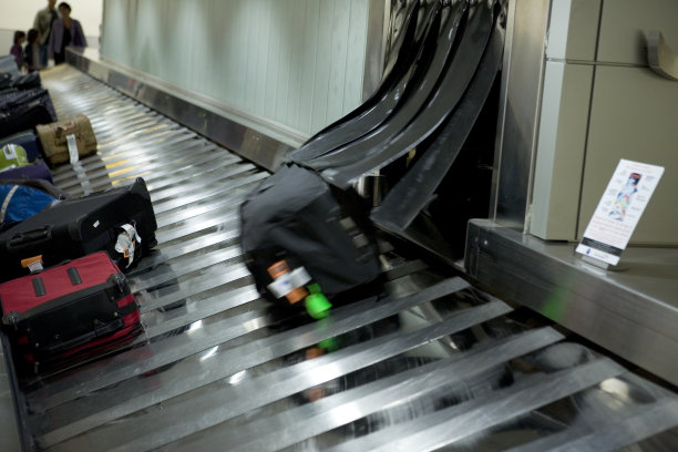 行李在机场行李提取处图片下载