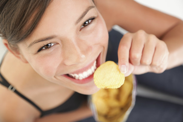 不健康的饮食的女人图片下载