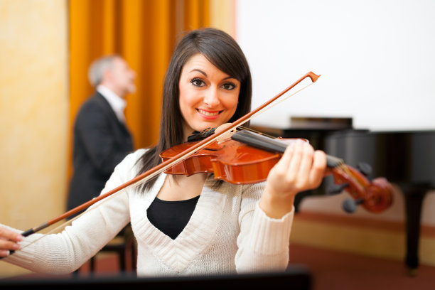 女人玩小提琴图片下载