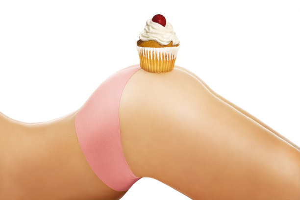 特写女孩展示了一个纸杯蛋糕在她的身体图片下载