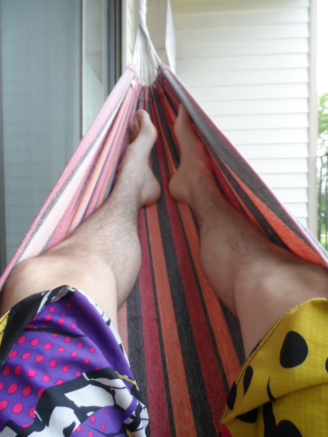 在吊床上休息图片下载