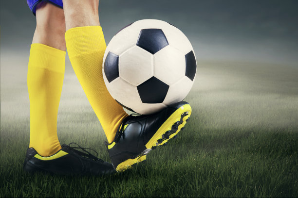 控球的足球运动员图片下载