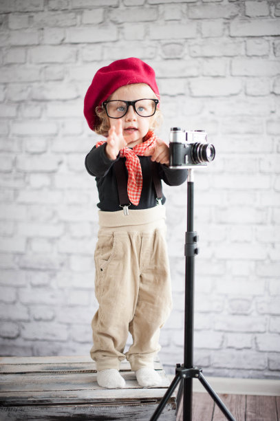 孩子扮演摄影师图片下载