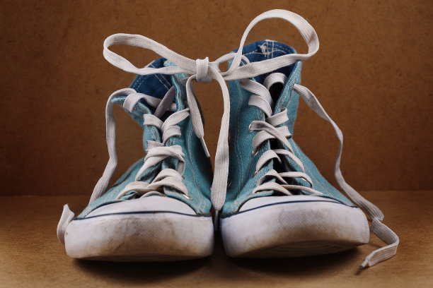 两只蓝色鞋带系在棕色的背景上图片下载